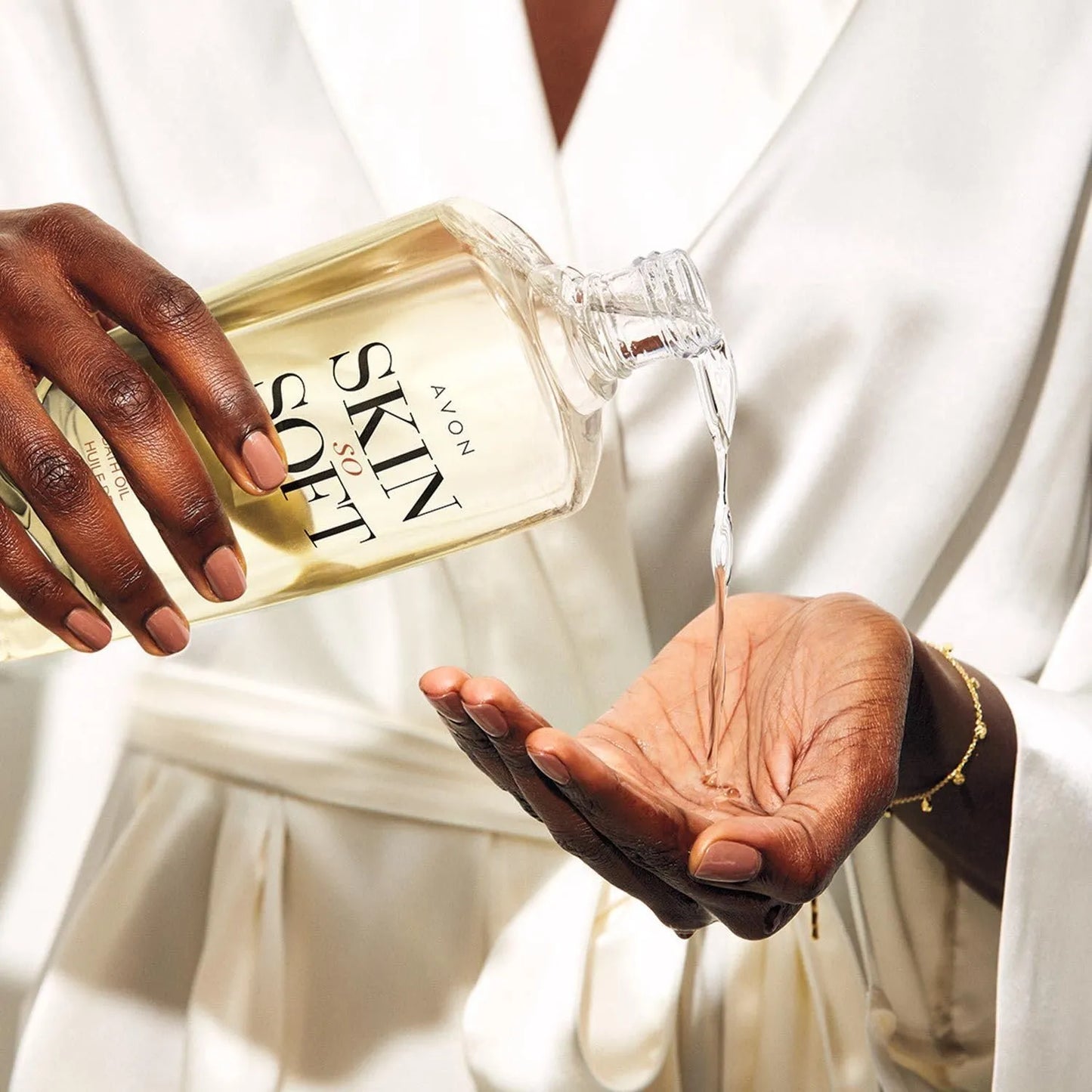 Skin So Soft Radiant Moisture Bath Oil, Bonus Size 25 fl oz – with Argan Oil, Silk Proteins & Illuminator Technology – Softens, Hydrates & Illuminates Skin – Peony Musk Scent